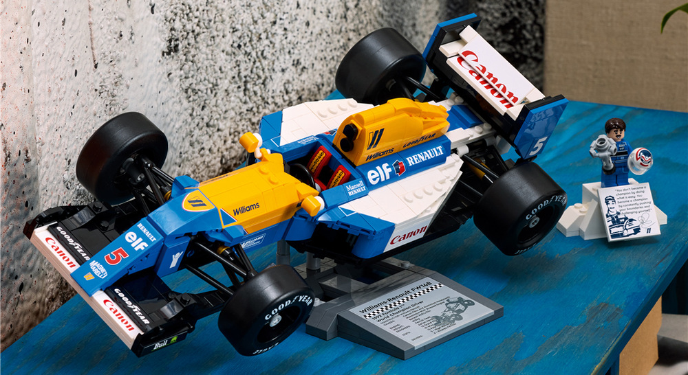 Stavebnica LEGO® Icons 10353 Williams Racing FW14B a Nigel Mansell Autentické detaily, funkčné riadenie, motor a pneumatiky Goodyear podčiarkujú závodný charakter modelu.