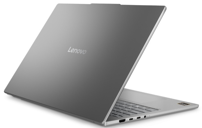 Hliníkové veko šedého notebooku Lenovo s logom a konektormi na ľavej strane