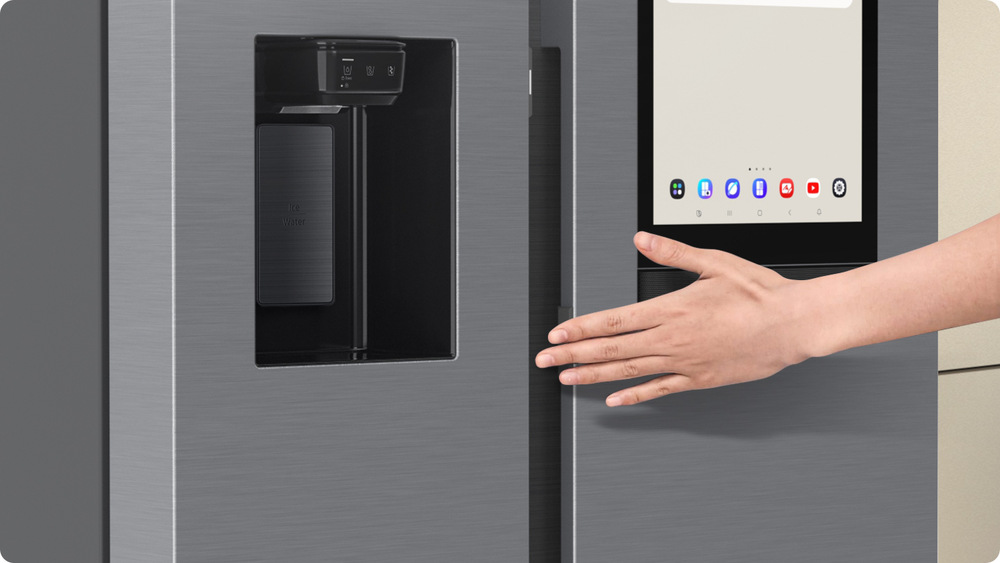 Ruka na dverách chladničky - dotykové otváranie chladničky Samsung RS90F66BEFEO