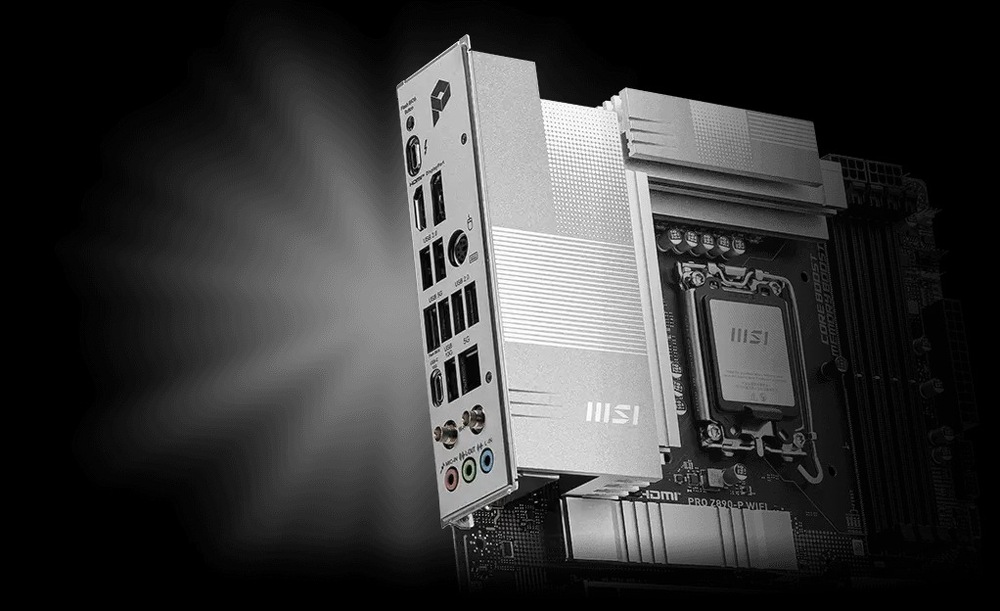 Strieborná základná doska MSI na tmavom pozadí, na ľavej strane s radom portov USB, HDMI a audio.
