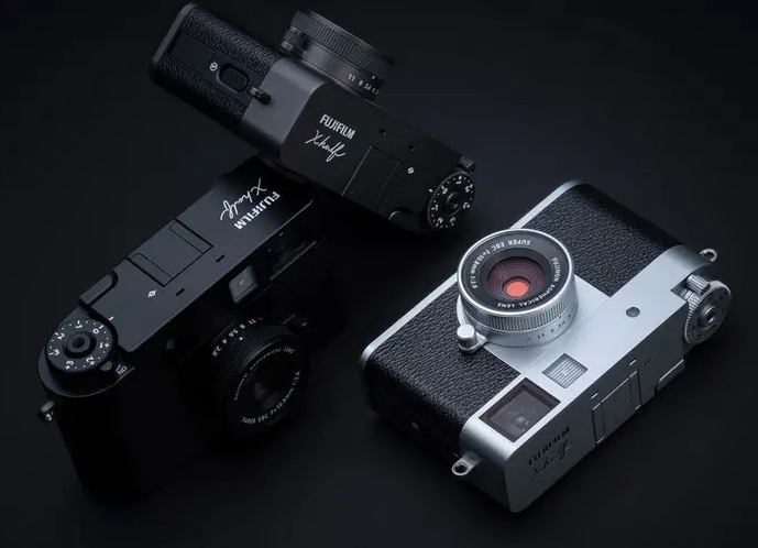 Digitálny fotoaparát Fujifilm X half čierny/sivý Fotoaparáty Fujifilm X half v čiernom a striebornom prevedení s kompaktným retro designom položené na tmavom podklade