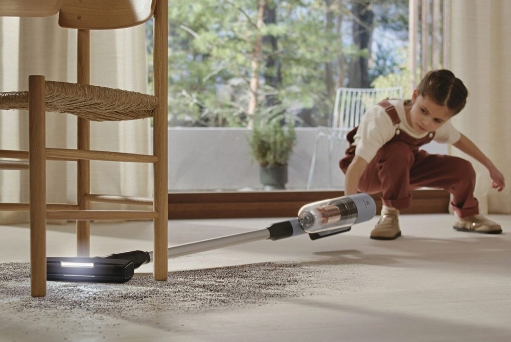 Tyčový vysávač Electrolux 700 Animal EP72AB21UG sivý Dievčatko vysáva neporiadok pod stoličku s pomocou vysávača Electrolux.