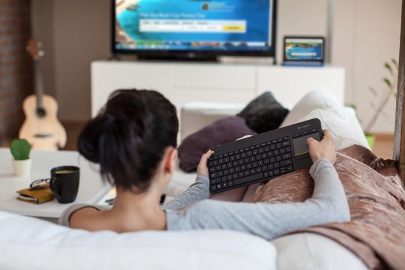 Klávesnica Logitech Wireless K400 Plus, CZ/SK čierna