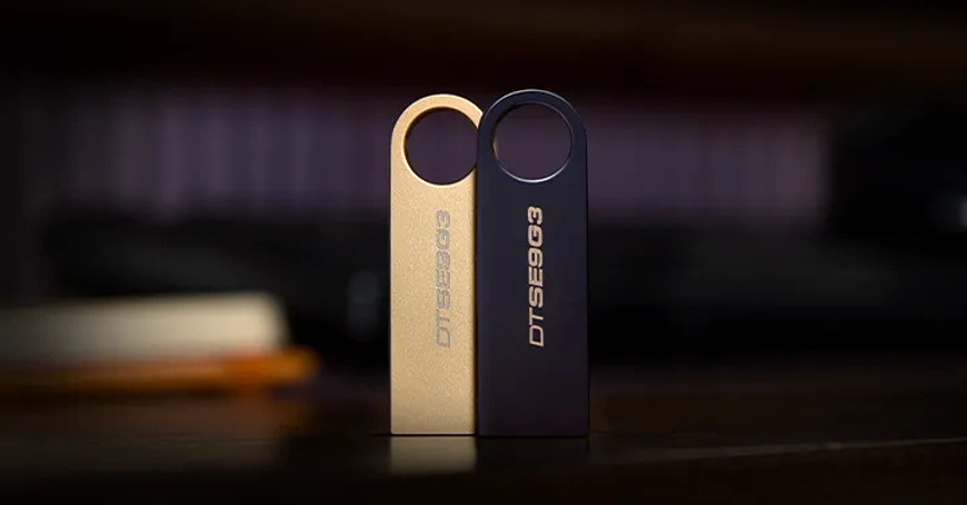 USB flashdisk Kingston DataTraveler SE9 G3 64GB zlatý Dva kovové USB flashdisky Kingston DataTraveler SE9 G3 v čiernom a zlatom prevedení postavené vedľa seba