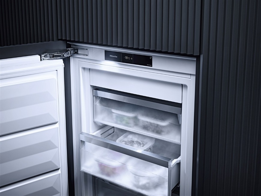 Detail mrazničky Miele s dotykovým ovládacím panelom FreshTouch v hornej časti