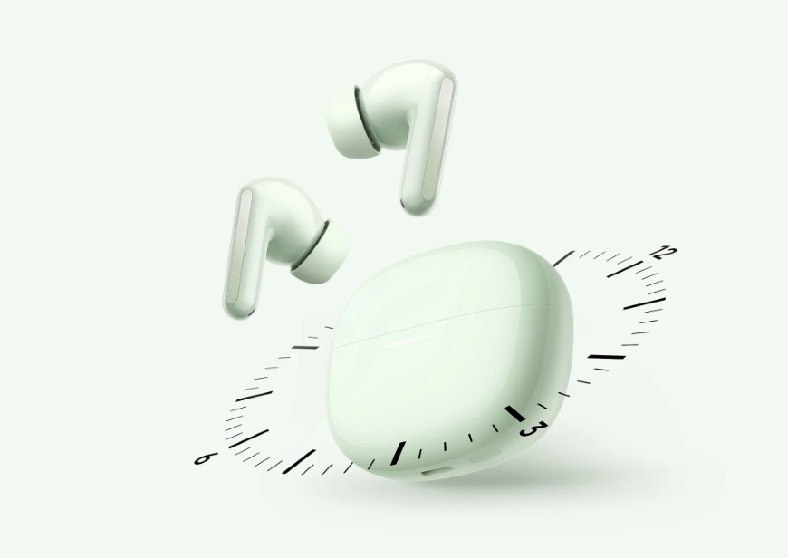 Puzdro a slúchadlá Xiaomi REDMI Buds 8 na pozadí s hodinami sa chvália dlhou výdržou batérie