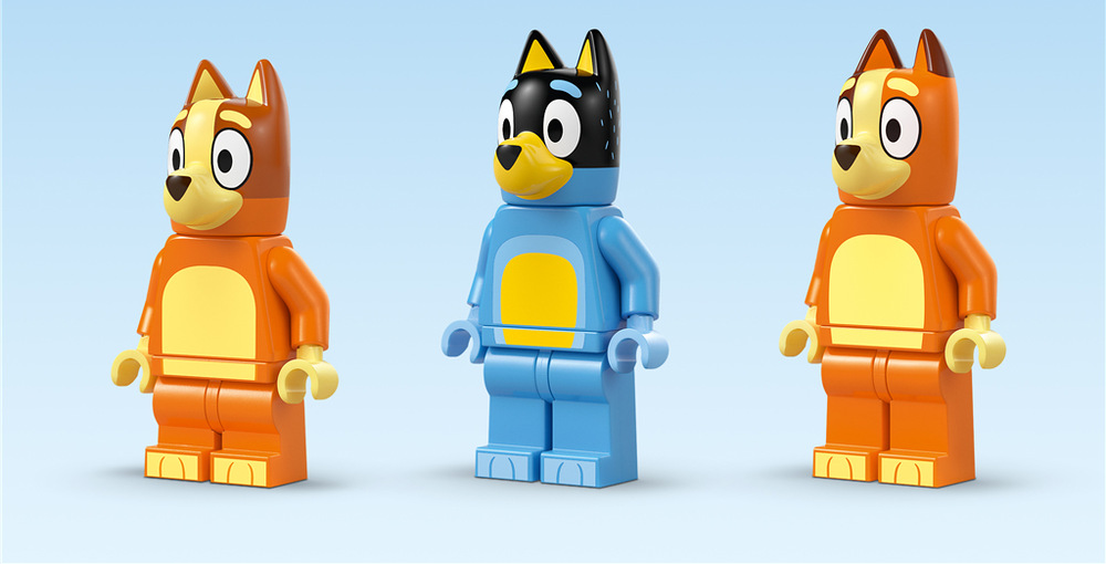 Stavebnica LEGO® Bluey 11203 Bluey a její rodinný dům Štyri figúrky Bluey, Bingo, mamičky a Bandita umožnia prehrávať známe situácie aj vymýšľať nové dobrodružstvá