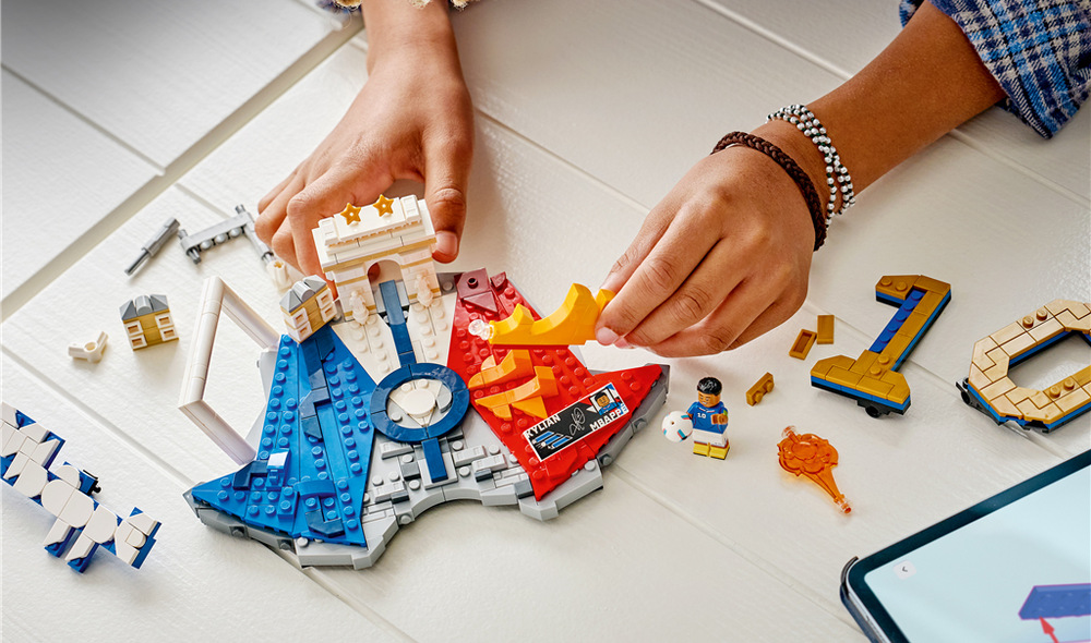 Minifigúrku Kyliana Mbappého dopĺňa základňa s iniciálami, francúzskymi farbami, číslom 10 a zberateľskou plaketou