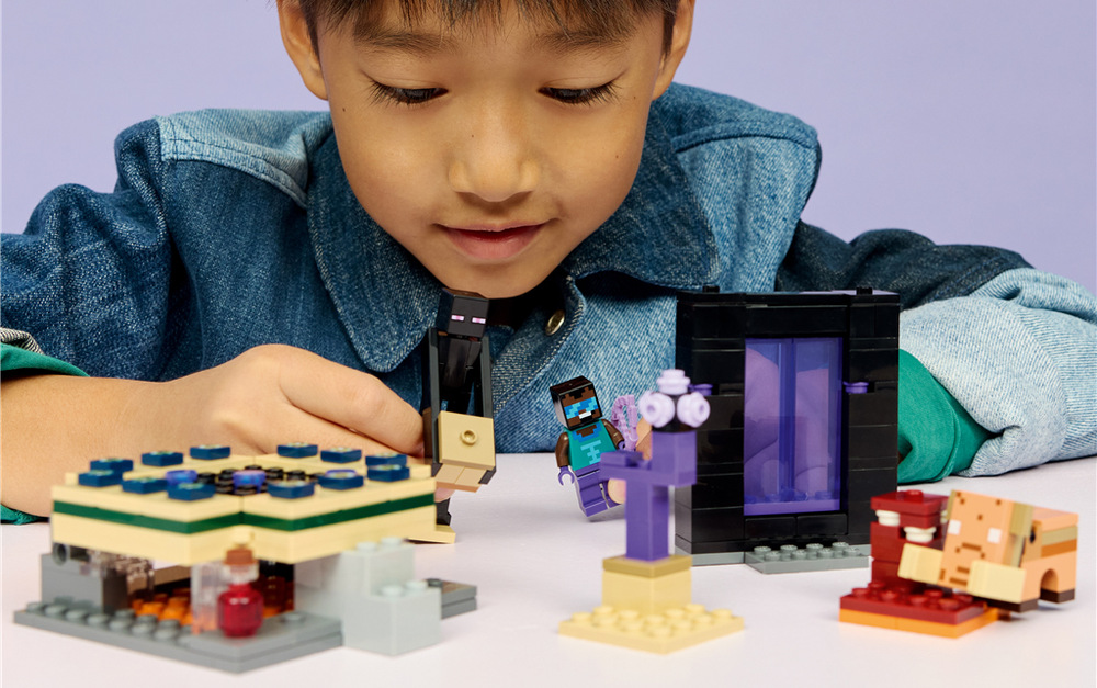 Stavebnica LEGO® Minecraft® 21584 Cesta portálem do Netheru a Endu Stavebnica prenáša obľúbený svet Minecraftu do skutočného sveta a ponúka priestor na hranie rolí aj kreatívne príbehy.