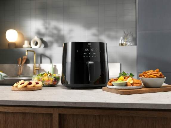 Fritéza teplovzdušná Electrolux EAF7B čierna Fritéza teplovzdušná Electrolux EAF7B čierna