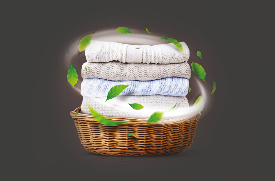 Práčka/sušička Whirlpool WPD 0736W ADS EE, parná technológia Steam, prútený kôš plný bielizne s lietajúcimi lístkami na tmavom pozadí