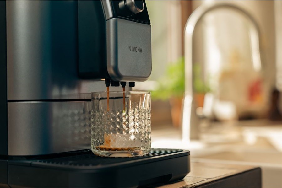 Automatický kávovar Nivona Nivo 8107 Hot - Cold Coffee modrý TFT displej a Bluetooth aplikácie zaisťujú jednoduché ovládanie, zatiaľ čo automatické čistenie udržuje kávovar bez starostí.
