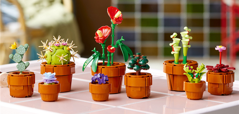Stavebnica LEGO® Botanicals 10329 Miniaturní rostliny Aplikácia LEGO Builder uľahčí stavanie a výsledná botanická zbierka poteší milovníkov rastlín ako dekorácia bez údržby.