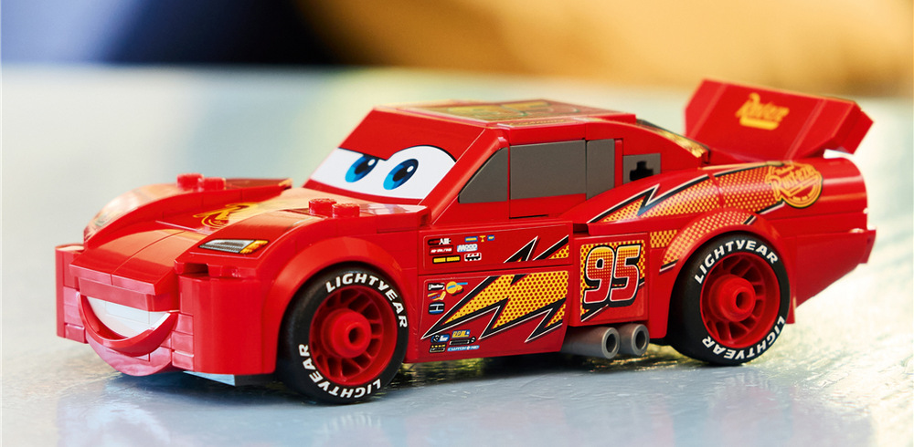 Stavebnica LEGO® Speed Champions 77255 Blesk McQueen Výrazný Blesk McQueen sa hodí na hranie aj vystavenie na polici, stole alebo nočnom stolíku.