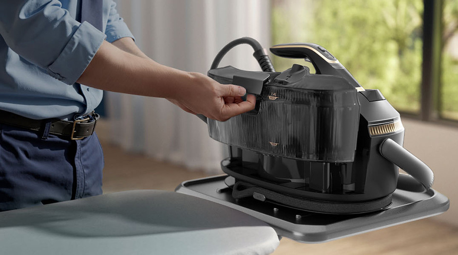 Žehliaci systém Philips 8000 Series PSG8300/80 čierny Detailný pohľad na nádržku na vodu žehliaceho systému Philips PSG8300/80 8000 Series