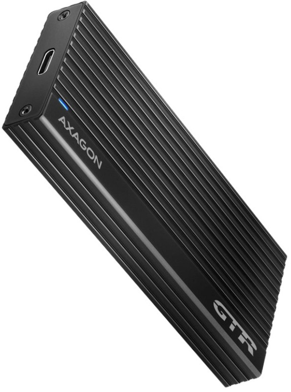 Na obrázku je čierny externý box AXAGON THIN RIB pre M.2 SSD zachytený šikmo spredu. Má veľmi úzky, podlhovastý tvar a po celej ploche výrazné pozdĺžne rebrovanie, ktoré mu dáva technický a elegantný vzhľad. Na čele je USB-C konektor a malá modrá kontrolka, na hornej strane nápis AXAGON a označenie GTR. Zariadenie pôsobí kompaktne, moderne a prémiovo.