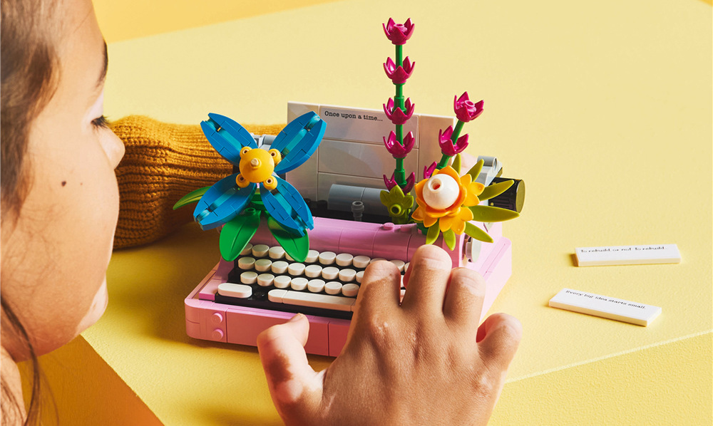 Stavebnica LEGO® Creator 3 v 1 31169 Písací stroj s kvetmi Z rovnakých kociek je možné prestavať písací stroj na keytar so stojanom a vytvoriť vlastné hudobné vystúpenie.