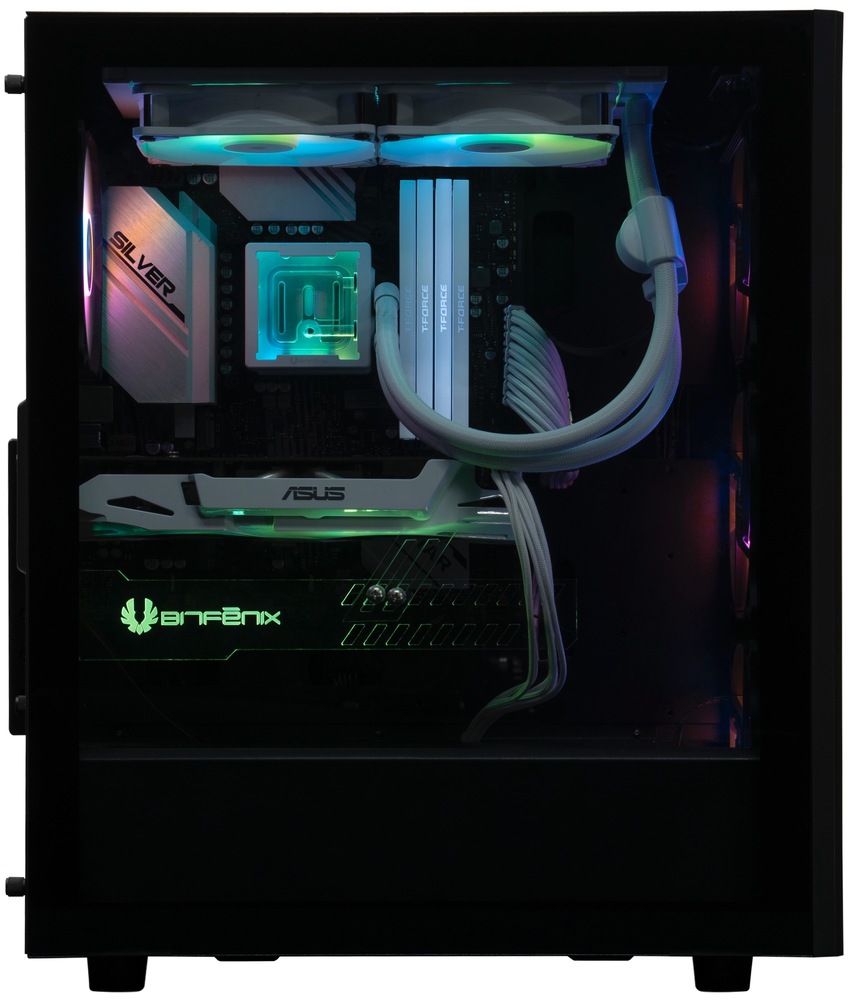 Case BitFenix Grafi čierna Na fotografii je bočný pohľad do čiernej PC skrine s priehľadným skleneným panelom, v ktorej je kompletne osadená herná zostava. Vnútri je vidieť vodné chladenie procesora s hadicami, dvojica RGB ventilátorov hore (na radiátore) a ďalšie RGB ventilátor vzadu, všetko farebne nasvietené. Dominantná je grafická karta ASUS, bielej pamäte RAM a kryt zdroja s podsvieteným logom BitFenix.