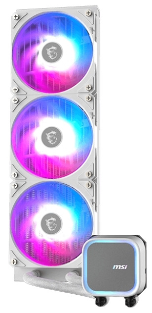 Na obrázku je biely vodný chladič MSI MAG Coreliquid A13 360 White. Tvorí ho dlhý radiátor s tromi veľkými RGB ventilátormi nad sebou a malá hranatá pumpa s podsvieteným rámčekom a logom MSI. Z radiátora do pumpy vedú biele opletené hadice. Celok pôsobí čisto, moderne a herne.