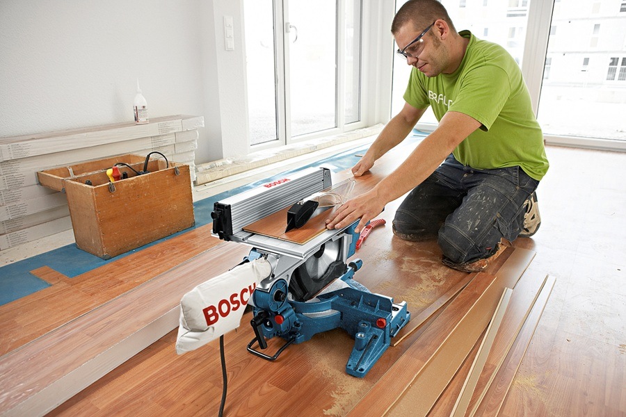 Integrovaný laser presne vedie líniu rezu a nastavenie uhlov až 48 ° / 47 ° umožňuje flexibilné a presné rezy v každej situácii.