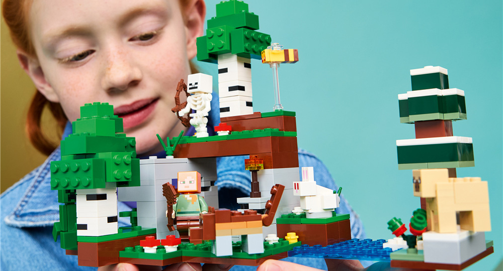 Stavebnica LEGO® Minecraft® 21593 Prvé nočné dobrodružstvo Sedem figúrok a zvierat LEGO Minecraft rozširuje možnosti hrania a ponúka priestor pre vlastné príbehy.