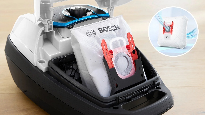 Detailný záber na vrecko na prach vložený do vysávača Bosch BGL8SIL1L