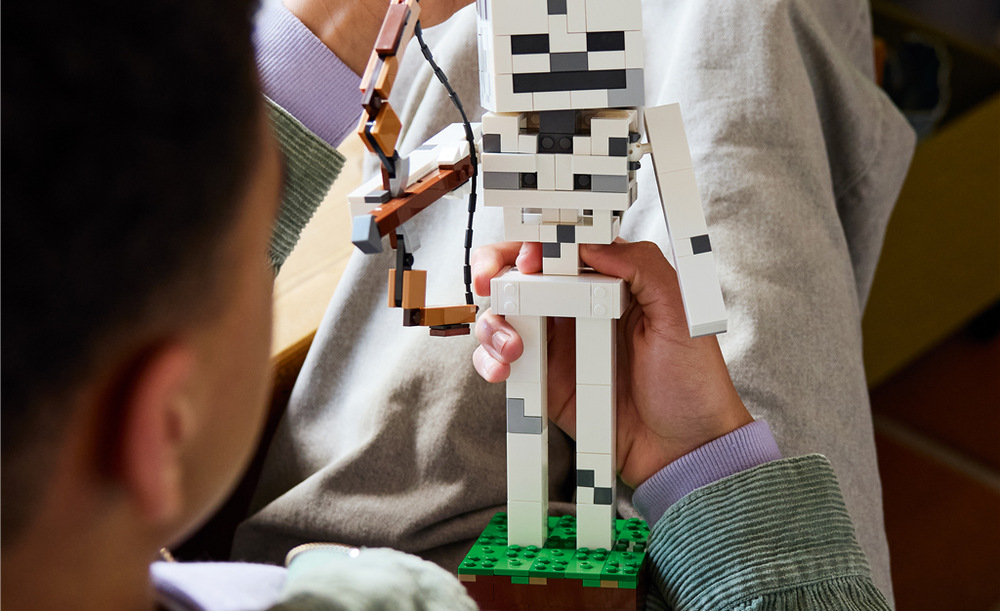 Stavebnica LEGO® Minecraft® 21594 Kostlivec Kostlivec z 502 dielikov zachováva ikonický vzhľad Minecraftu a skvele doplní herný kútik.