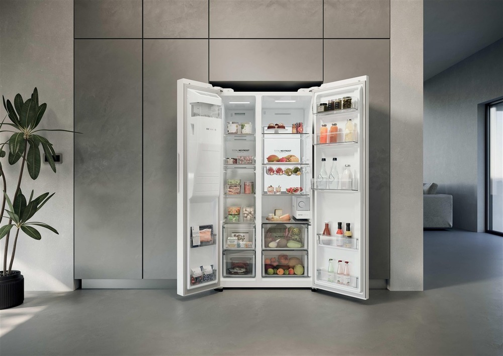 Americká chladnička Haier HSW79F18DIGW biela/sklo Chladnička americká Haier HSW79F18DIGB, lifestylová fotka v kuchyni