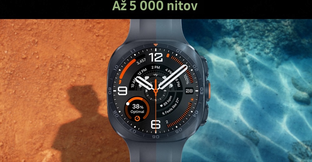 Galaxy Watch Ultra2 vo farebnom prevedení Titanium Silver so športovým remienkom Marine Band vo farbe Olive, zobrazenej spredu s kvapkami vody a rozptýleným pieskom a štrkom okolo hodiniek, ktoré demonštrujú ich odolnosť voči živlom, ako sú voda a prach.