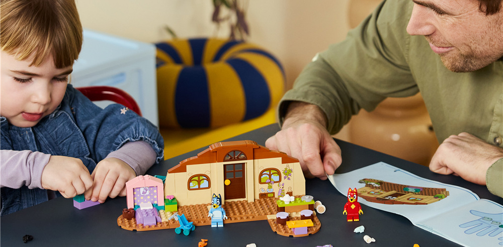 Stavebnica LEGO® Bluey 11221 Škola s Rustym a Bluey Škola ponúka kuchyňu, kaviareň, nemocnicu aj oddelenie starostlivosti o novorodenca pre rôznorodé hranie.