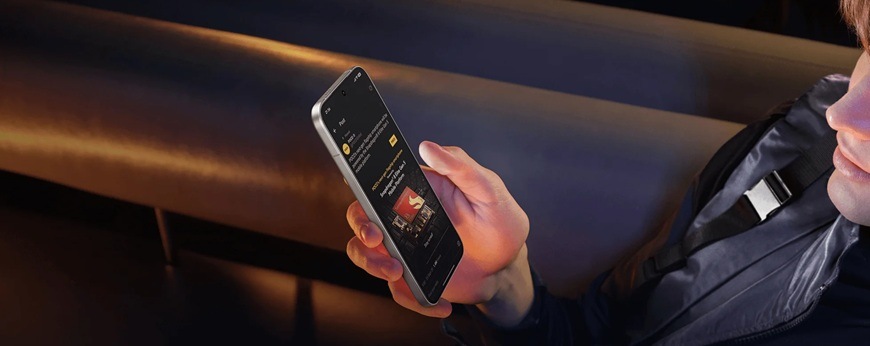 Mobilný telefón Poco F8 Ultra 5G 16 GB / 512 GB čierny Muž sledujúci displej telefónu.