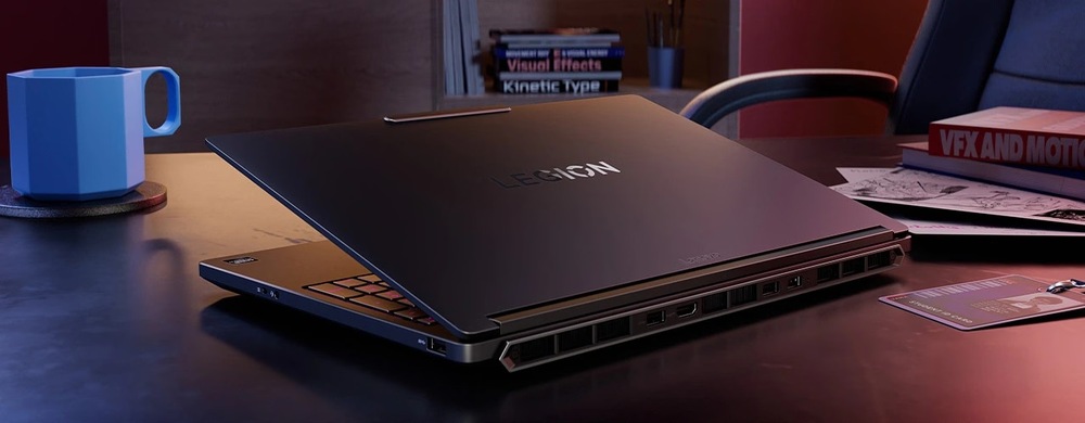 Notebook Lenovo Legion 5 15AGP11 čierny Elegantná zadná časť notebooku Lenovo Legion 5a na pracovnom stole s viditeľnými portami a ventilačnými otvormi