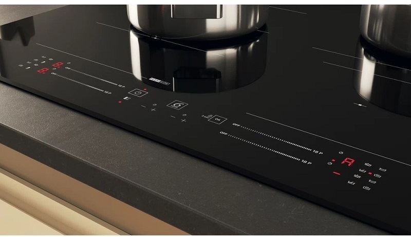 Detail na dotykové posuvné ovládanie indukčnej varnej dosky Whirlpool a technológiu 6. ZMYSL