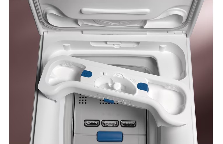 Otvorená práčka Electrolux s horným plnením. Vidíme zatvorený bubon so systémom SoftOpen a zásobník na prací prostriedok.