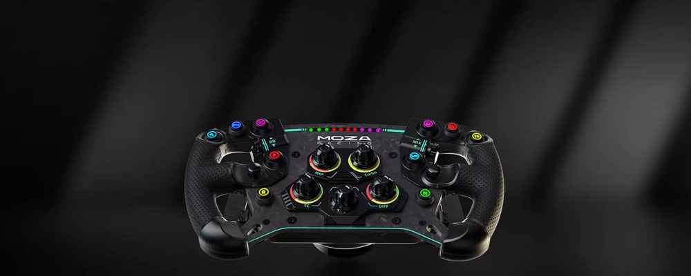 Volant Moza Racing GS V2P (PC) čierny Záber na naklonený volant s podsvietenými tlačidlami na tmavom pozadí.