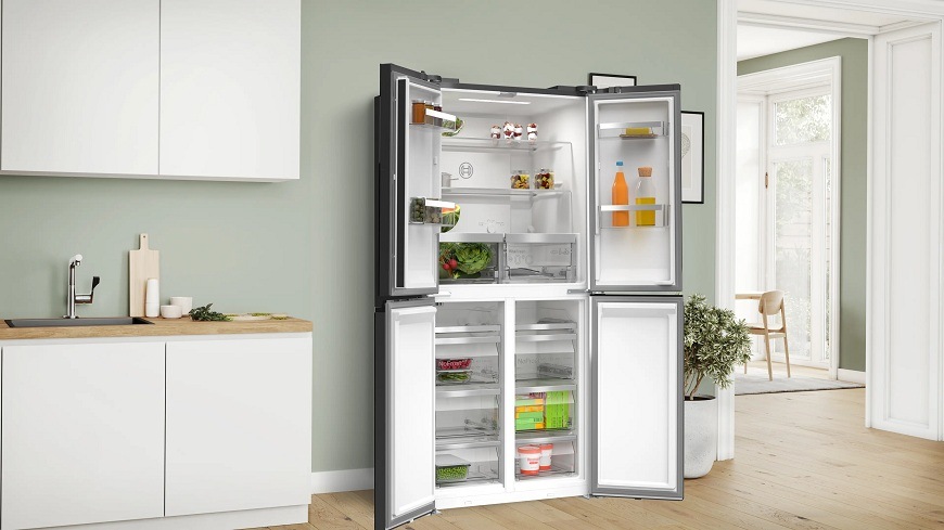 Otvorená americká chladnička Bosch KMC85LBEA stojaca v modernej kuchyni
