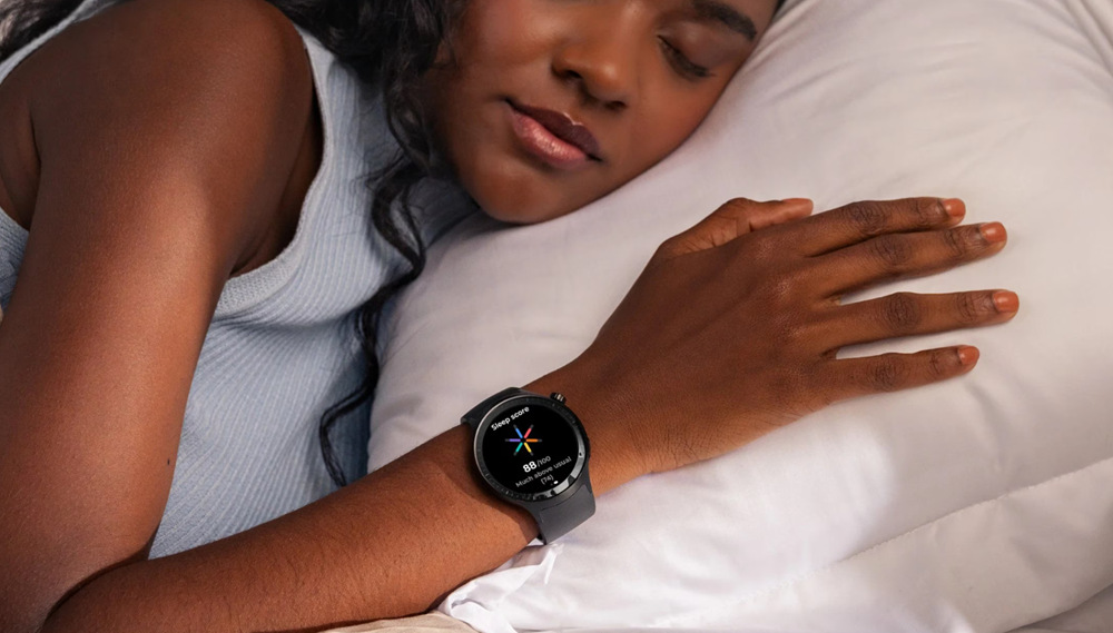 Inteligentné hodinky Motorola Moto Watch čierne Žena spí s hodinkami Motorola Moto Watch