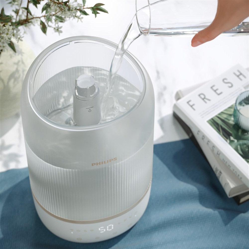 Doplňovanie vody do zvlhčovača vzduchu Philips HU1510/04 1000 Series
