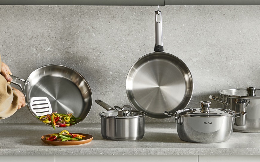 Hrniec s pokrievkou Tefal Extreme E5294204, 16 cm nerez Sada riadu Tefal položená na kuchynskej linke.