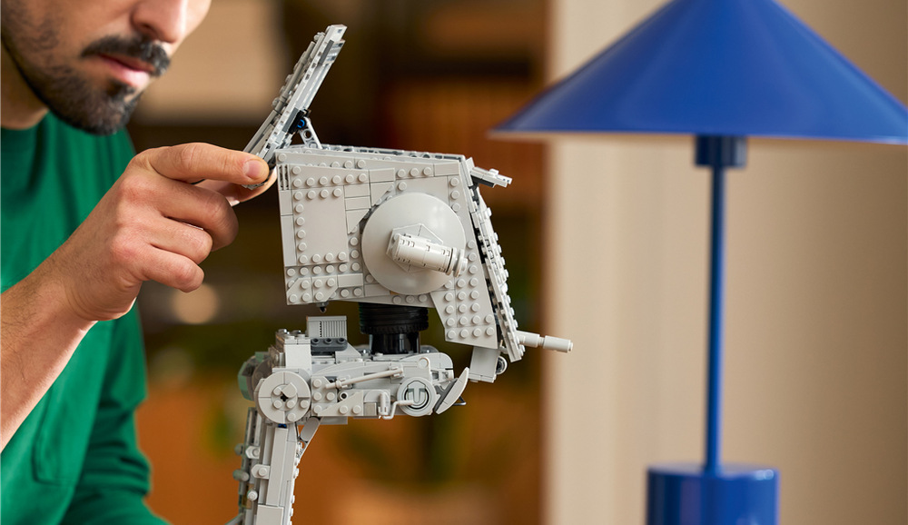 Stavebnica LEGO® Star Wars™ 75417 Chodec AT-ST™ Stavebnica LEGO Star Wars ponúka dospelým fanúšikom pútavý staviteľský projekt a pôsobivý model z radu Ultimate Collector Series.