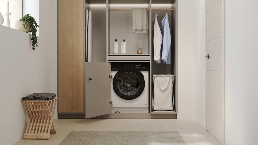 práčka Haier BHA6SD69M6DB9-S zabudovaná v skrini v práčovni