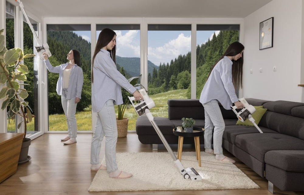 tri rovnaké ženy vysávajú vysávače Gorenje SVC216290FFW rôzne plochy, koberec, okolo okna alebo gauč.