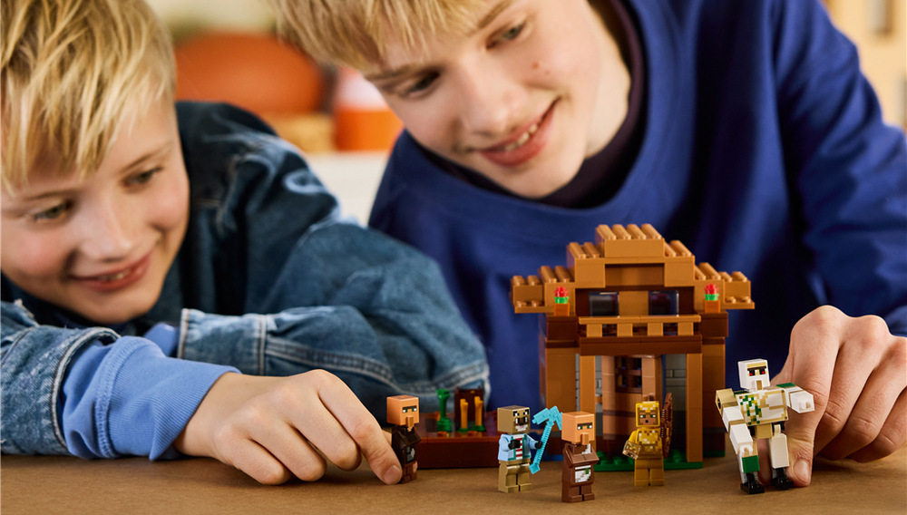 Stavebnica LEGO® Minecraft® 21596 Útok Mága na vesnici Tri časti modelu môžete využiť samostatne alebo ich spojiť do dediny usporiadanej podľa vlastných predstáv.