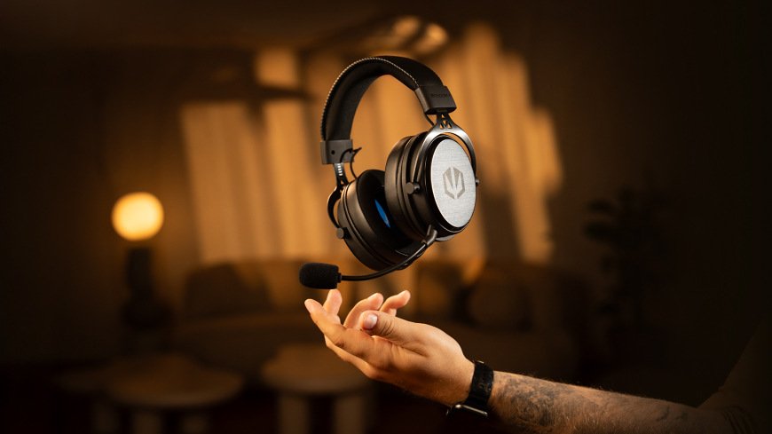 Headset ENDORFY VIRO Wireless čierny Detail headsetu ENDORFY VIRO Wireless v čiernom prevedení s mikrofónom nad rukou na tmavom pozadí