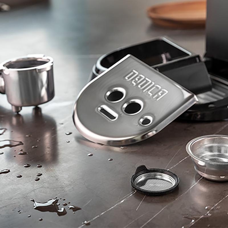 Pákový kávovar De'Longhi DEDICA EC 685.W biely Espresso De'Longhi DEDICA EC 685.W biele
