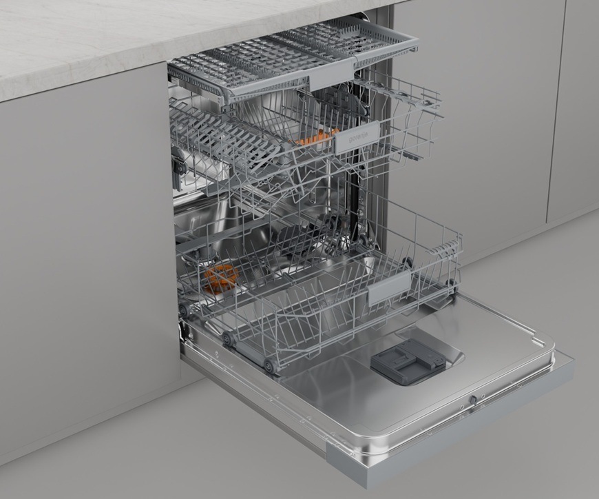 Umývačka riadu Gorenje G400 GI643C90X Umývačka Gorenje GI643C90X má 2 vysunuté koše aj príborovú zásuvku.