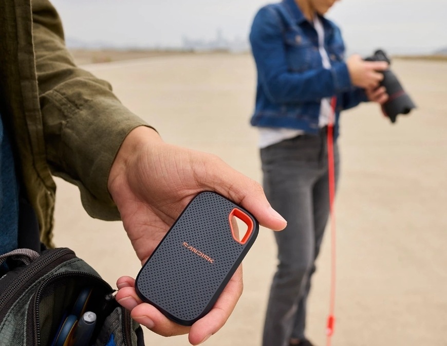 SSD externý SANDISK Extreme Portable 4TB, USB-C Gen2x2 čierny Externý SSD SANDISK Extreme Portable pri fotení v teréne