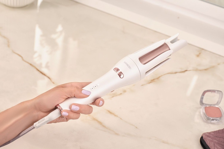 Kulma lokňovač Sencor SHS 0925RS biela/bronzová Žena drží v ruke kulmu Sencor SHS 0925RS