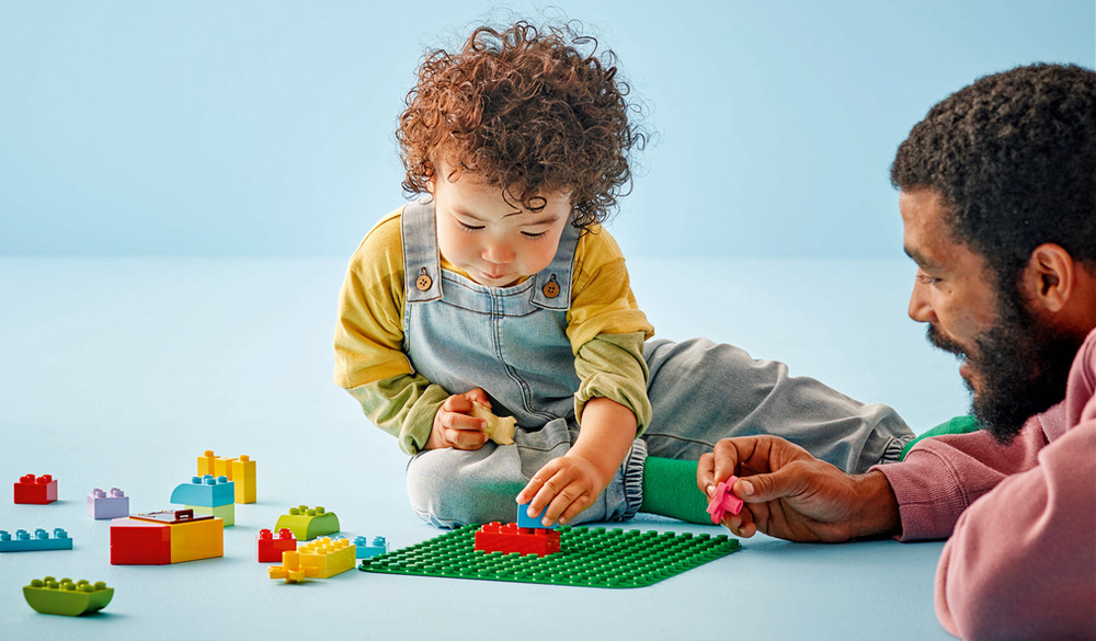 Stavebnica LEGO® DUPLO® 10460 Zelená podložka na stavění Kocky LEGO DUPLO na podložke pevne držia, ale deti ich môžu ľahko zložiť a znovu použiť.