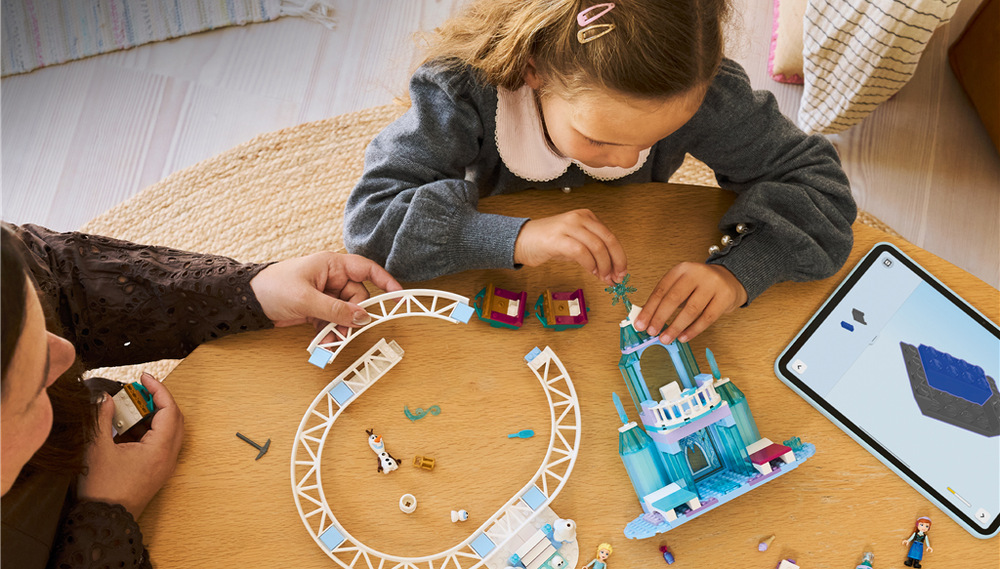 Stavebnica LEGO® │ Disney Ledové království 43281 Elsin ledový palác a jízda na sněhu Dvojposchodový ľadový palác ponúka trónnu sálu, balkón, kuchyňu, dve postele a truhlu s korunou a žezlom.